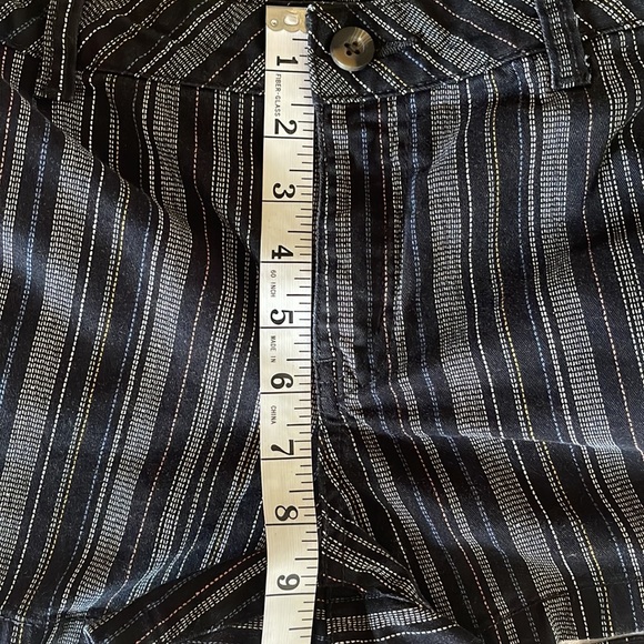 ~a.n.a. A new approach  Mid-Rise Twill Short 3.5” Inseam  Size 8 - Picture 6 of 9